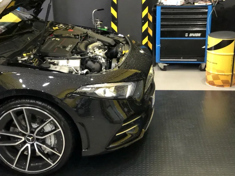 Mercedes-AMG με ανοιχτό καπό στο συνεργείο