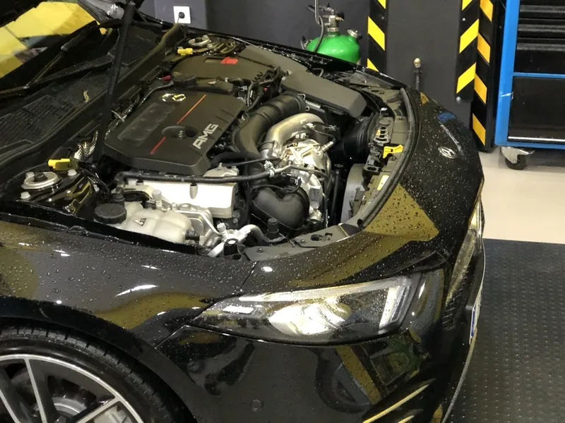 Ανοιχτό καπό και κινητήρας Mercedes-AMG στο συνεργείο