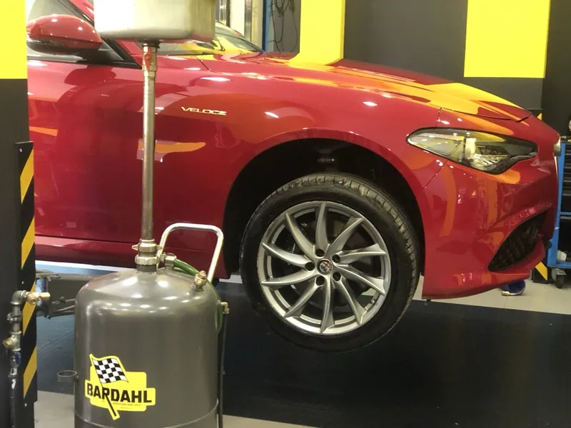 Alfa Romeo Giulia στη ράμπα με συλλέκτη λαδιού Bardahl