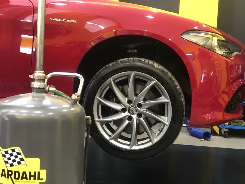 Αλλαγή λαδιών σε Alfa Romeo Giulia με συλλέκτη Bardahl